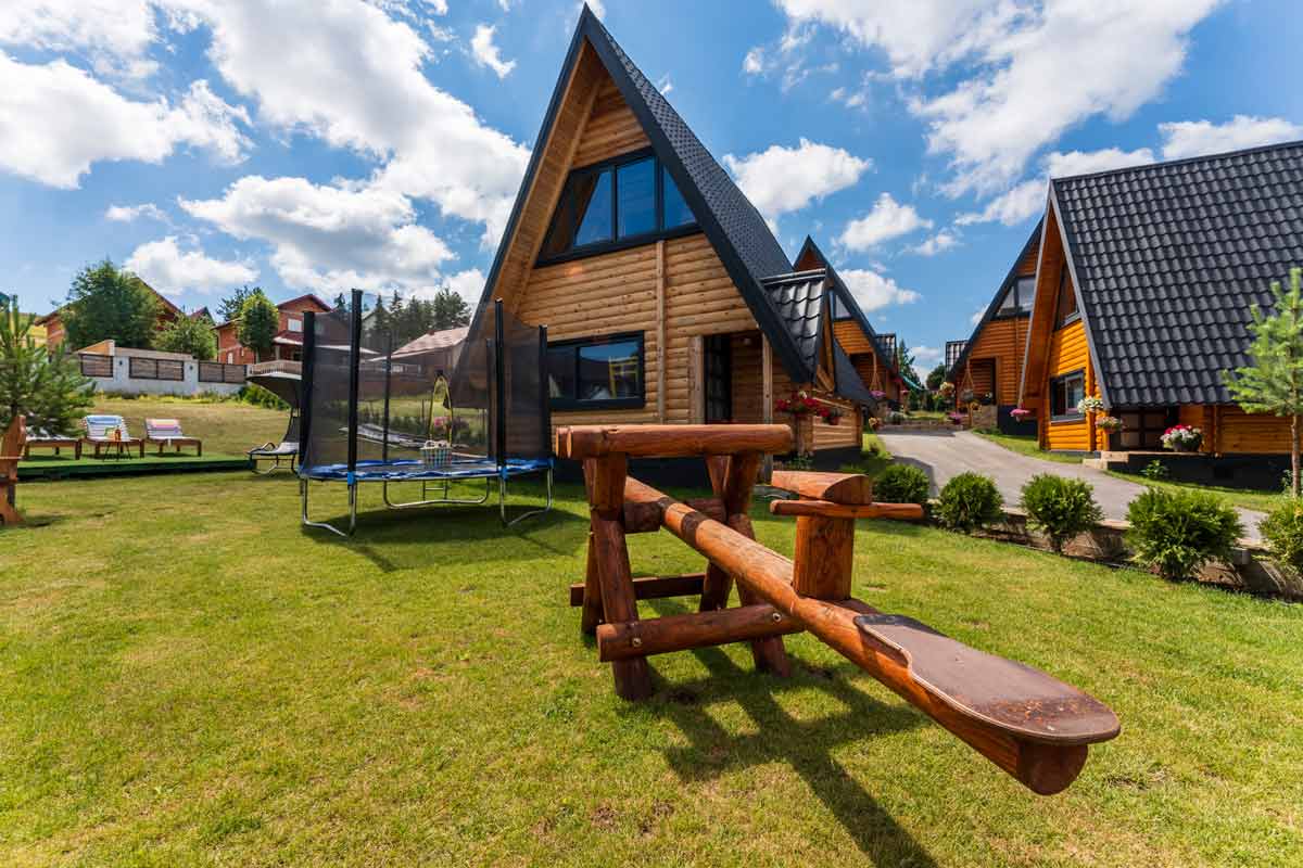 Apartmani Zlatibor – drvene brvnare sa dvorištem i sadržajima za decu
