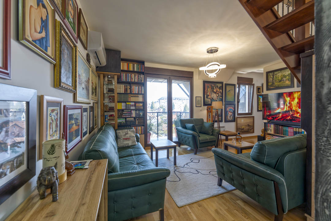 trpezarija-pogled-priroda-galerija-premium-zlatibor Postavljen trpezarijski sto pored velikog prozora sa direktnim pogledom na prirodu u apartmanu Galerija Premium na Zlatiboru.